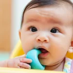 치발기 사용법 - **Prompt:** "A close-up portrait of a sweet baby, approximately 7 months old, with a slightly curiou...